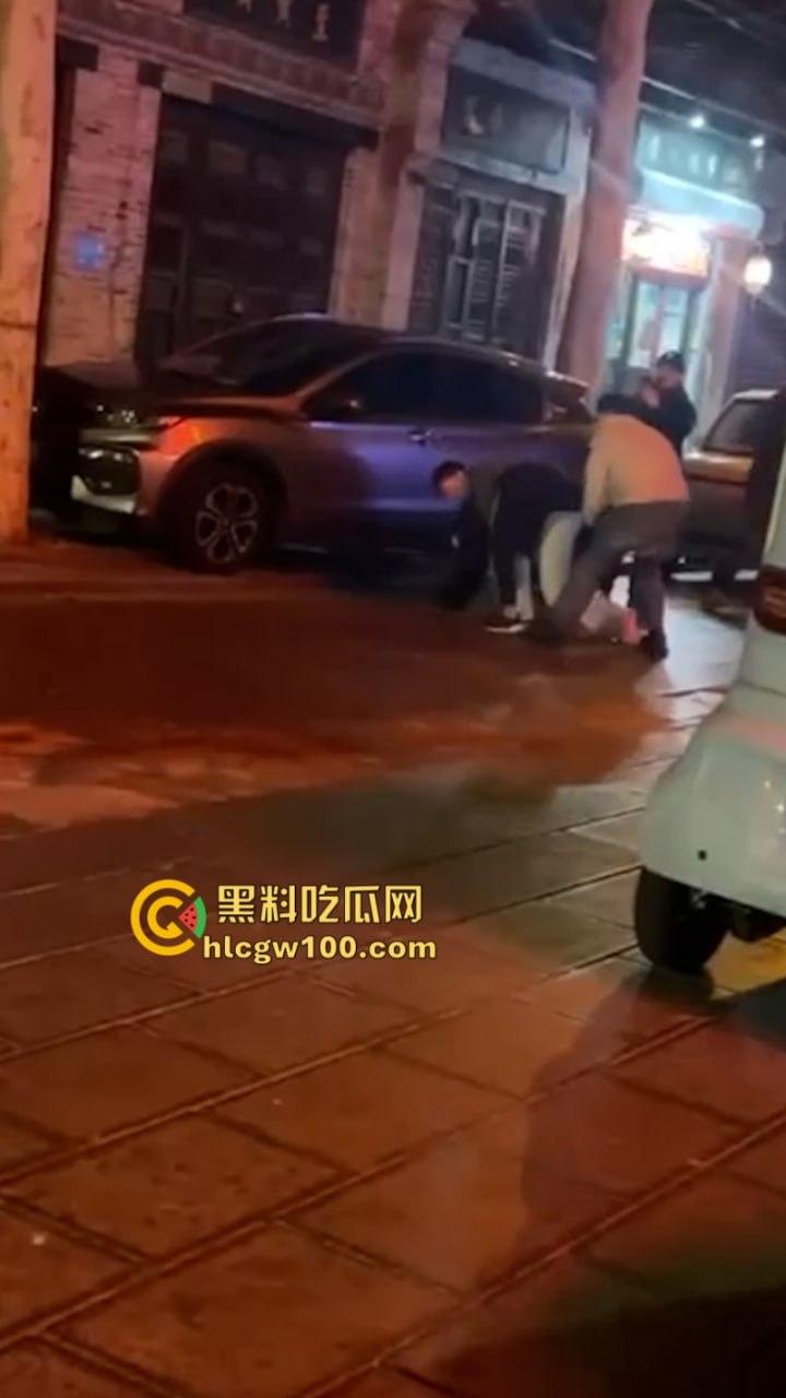 开年大戏！山东泰安原配街头手撕插足小三  渣男为护淫妇将原配按在地上猛扇耳光 现场视频炸裂爆光-1