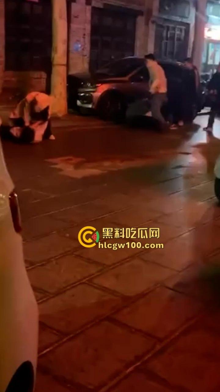 开年大戏！山东泰安原配街头手撕插足小三  渣男为护淫妇将原配按在地上猛扇耳光 现场视频炸裂爆光-3