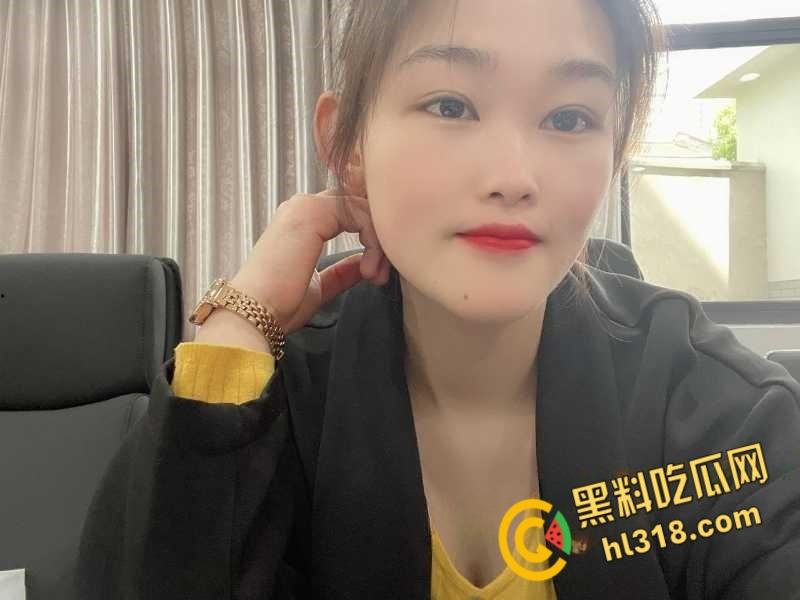 安徽芜湖仁联公司员工【姚晨晨】,主动发裸照撩骚同事,女上位骑乘边操边挤奶,全程淫叫不停真够骚的!-1