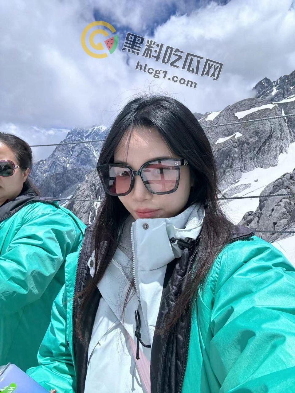 露出反差婊甜甜 「yiyii_01」大马路露出惊现,日常生活照与福利姬身份巨大反差引热议!-2