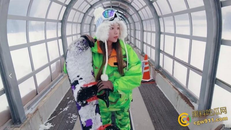 推特巨乳御姐【徐若瑄】，滑雪场户外野战，跪舔口交后入爆操，女上骑乘无套内射白虎粉穴，太会玩了！-1