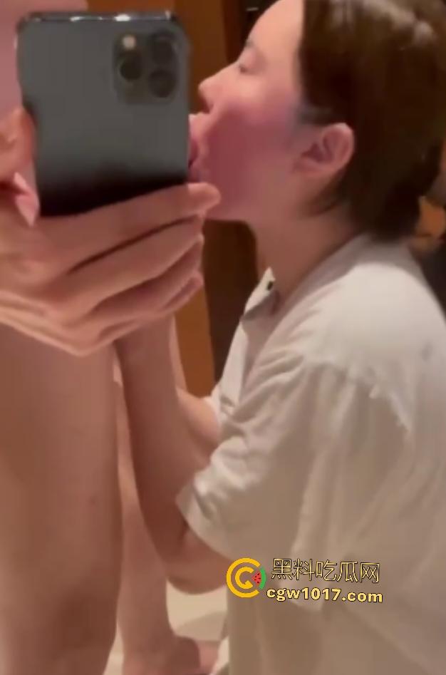 同学聚餐后女同学醉酒想吃肠，男同学直接开房给她吃鸡巴，软鸡巴被嗦到硬如石头，她还舔唇喊下次再吃！-7