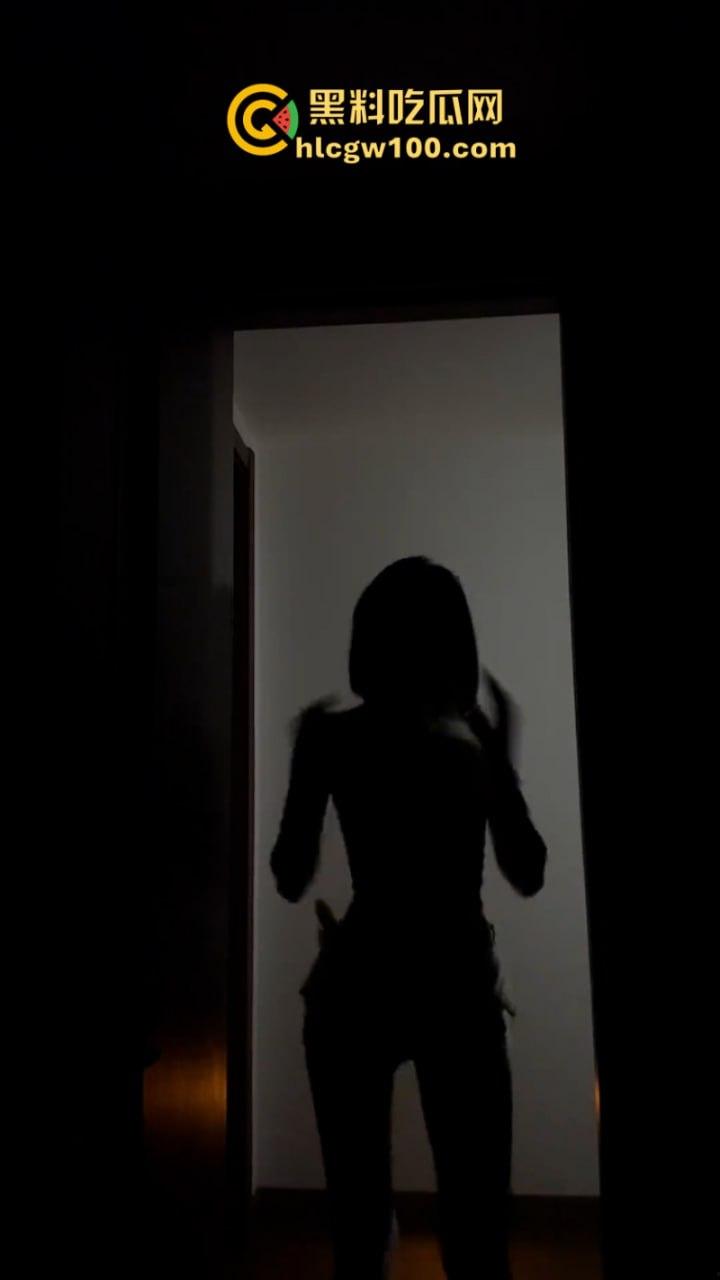 抖音10W粉丝女网红【小黑马】直播闪现露点 被手快的狼友们直接录屏-9