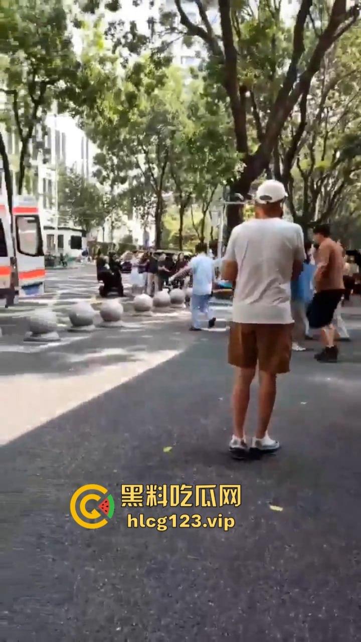 广州天河60岁老头维权无果报复社会 大街上随机收割人头 三人被砍伤-15