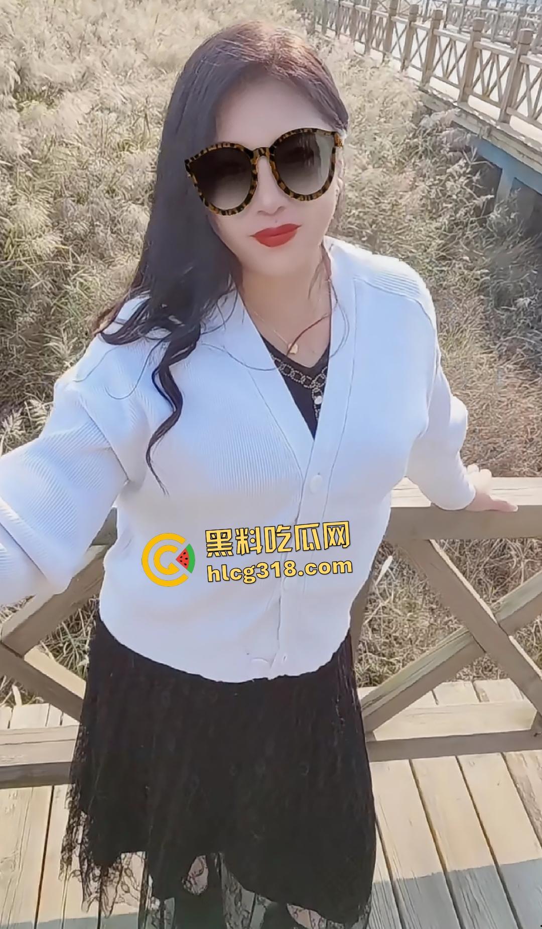 快手熟女【黑玫瑰娜姐】自拍给金主瑜伽紧身衣翘臀大黑鸡巴自慰，倒转屏幕看着像倒插！！-4