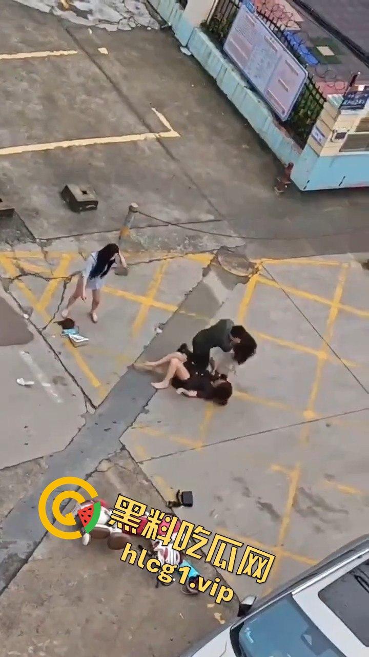 广州清晨的情感大戏：三女争一男，街头闹剧上演引人围观-3