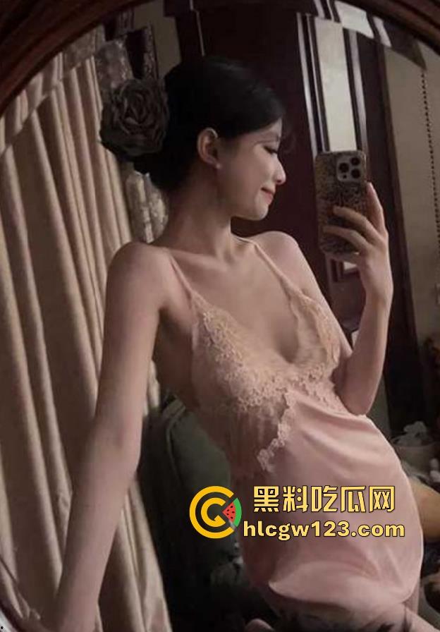 海角乱伦大神 和小嫂子的春天 又出新作!骚货戴肛塞被操双洞齐开 舔屌乳交花式榨精!-1