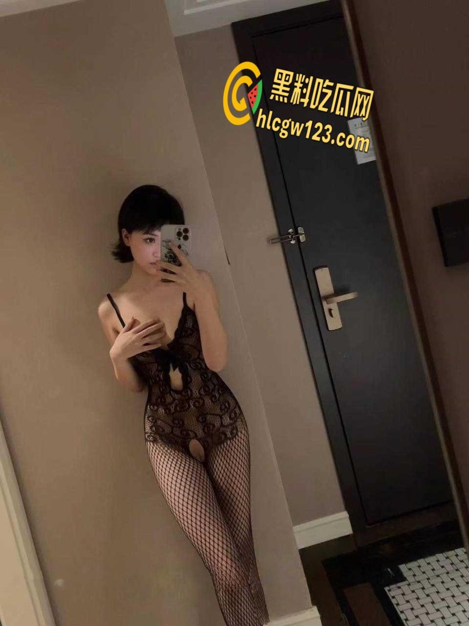 推特约炮轩轩,约炮多个颜值母狗抖音网红,还带粉丝一起玩,给粉丝微信视频直播!-4