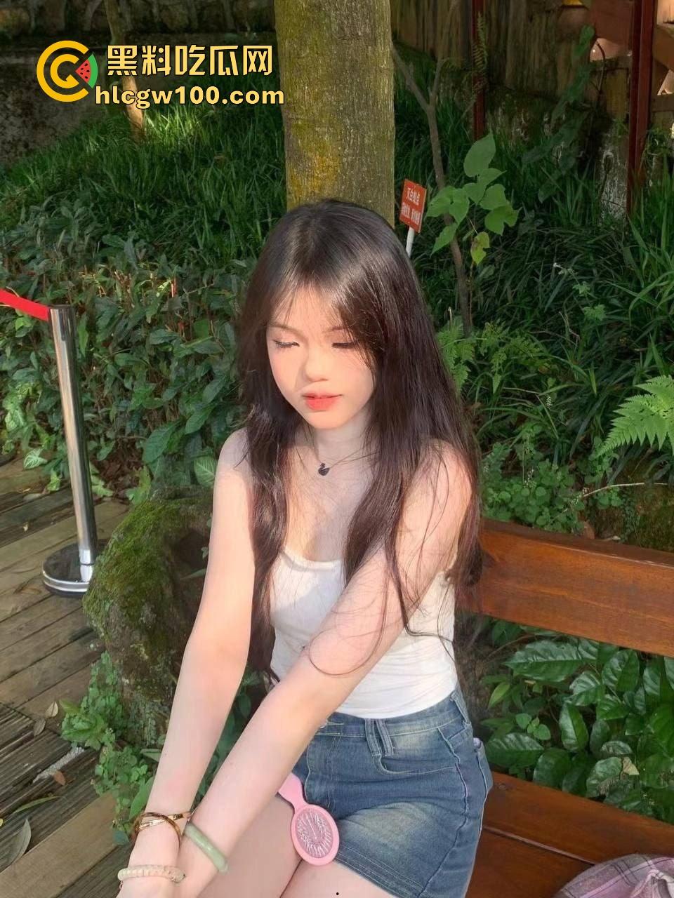 大神成功拿下00后长腿清纯嫩妹,粉嫩制服小套装修长美腿,看似初恋脸小白兔,等着调教成胯下骚母狗!-3