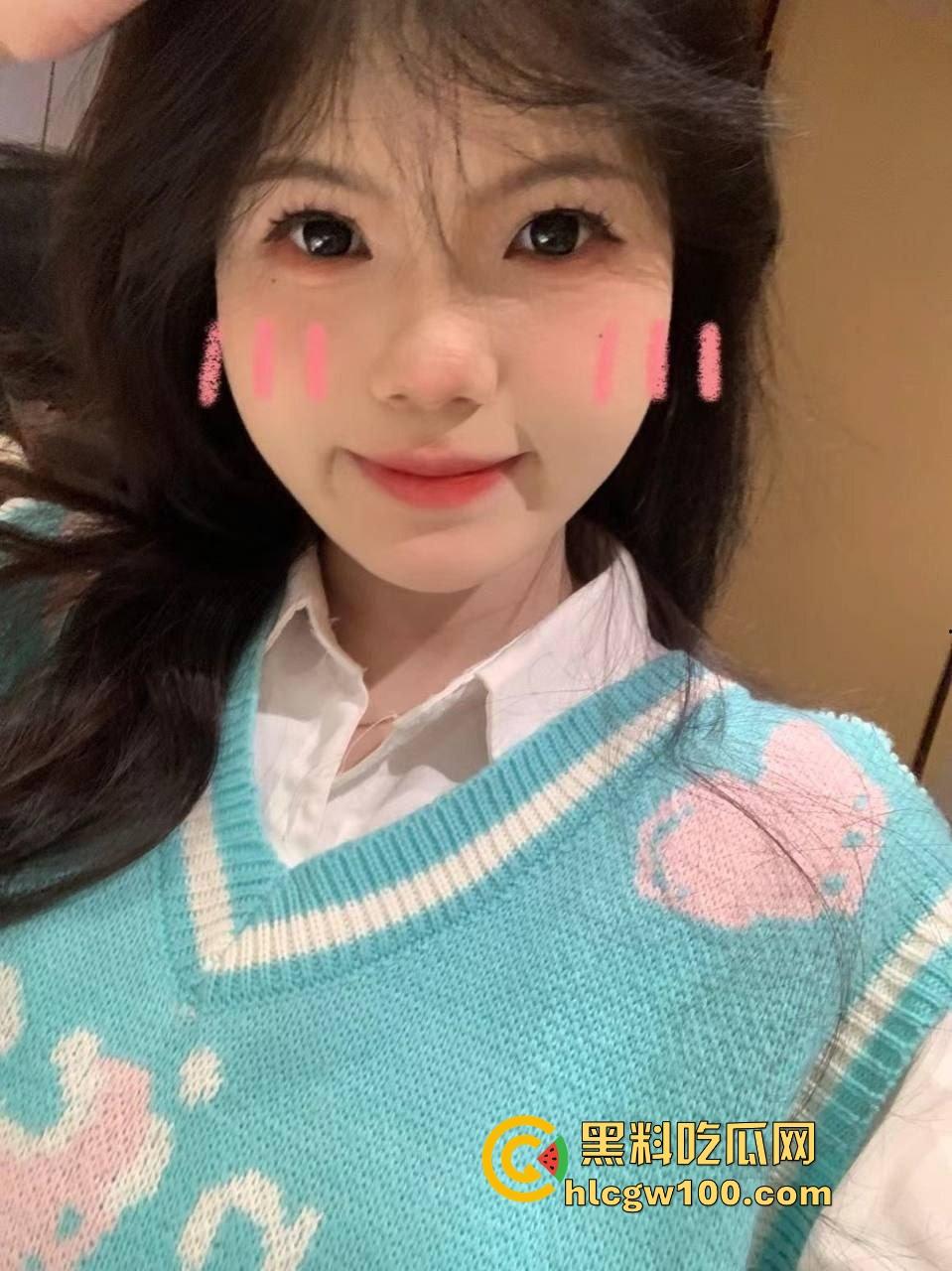 大神成功拿下00后长腿清纯嫩妹,粉嫩制服小套装修长美腿,看似初恋脸小白兔,等着调教成胯下骚母狗!-4