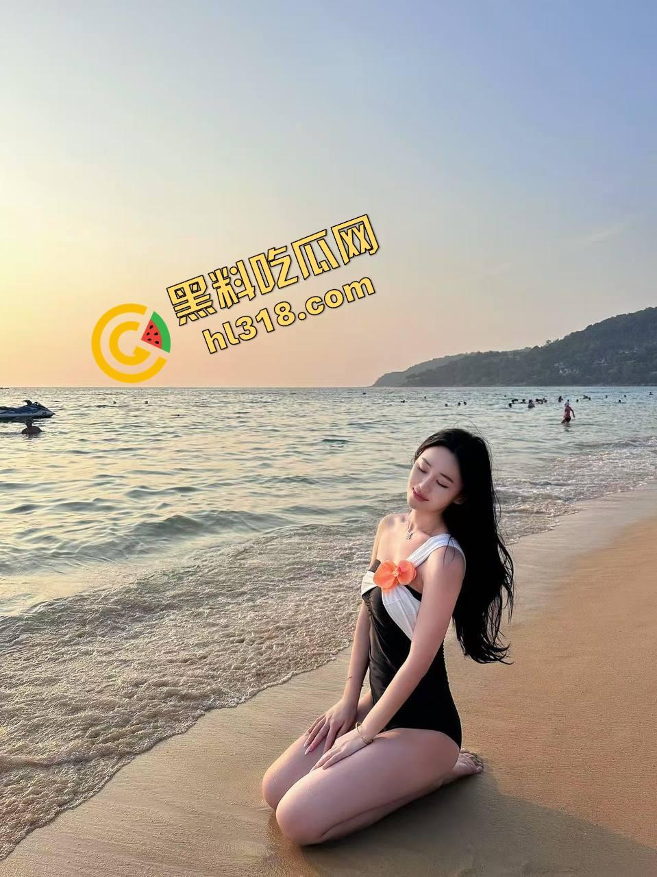 健身房高能活春宫，女的倒挂哑铃杠上被猛操，女的当人体沙袋，教练掏出鸡巴开干，操到断力叫不出声！-4