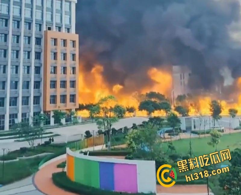 福清厂房大火黑烟吞没半城，黑烟冲天形势严峻，消防硬汉玩命压火硬刚，黑烟抢救零伤亡！-7