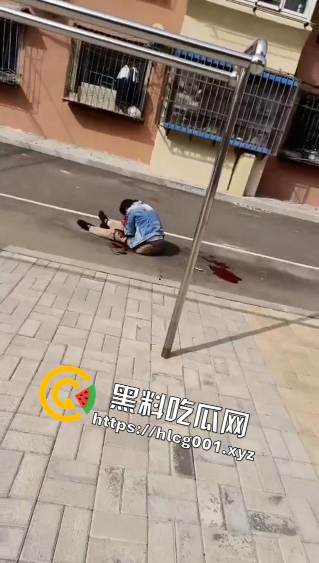 沈阳铁西区又出现砍人事件被砍的头部全身是血 画面血腥 这是多大的仇-3