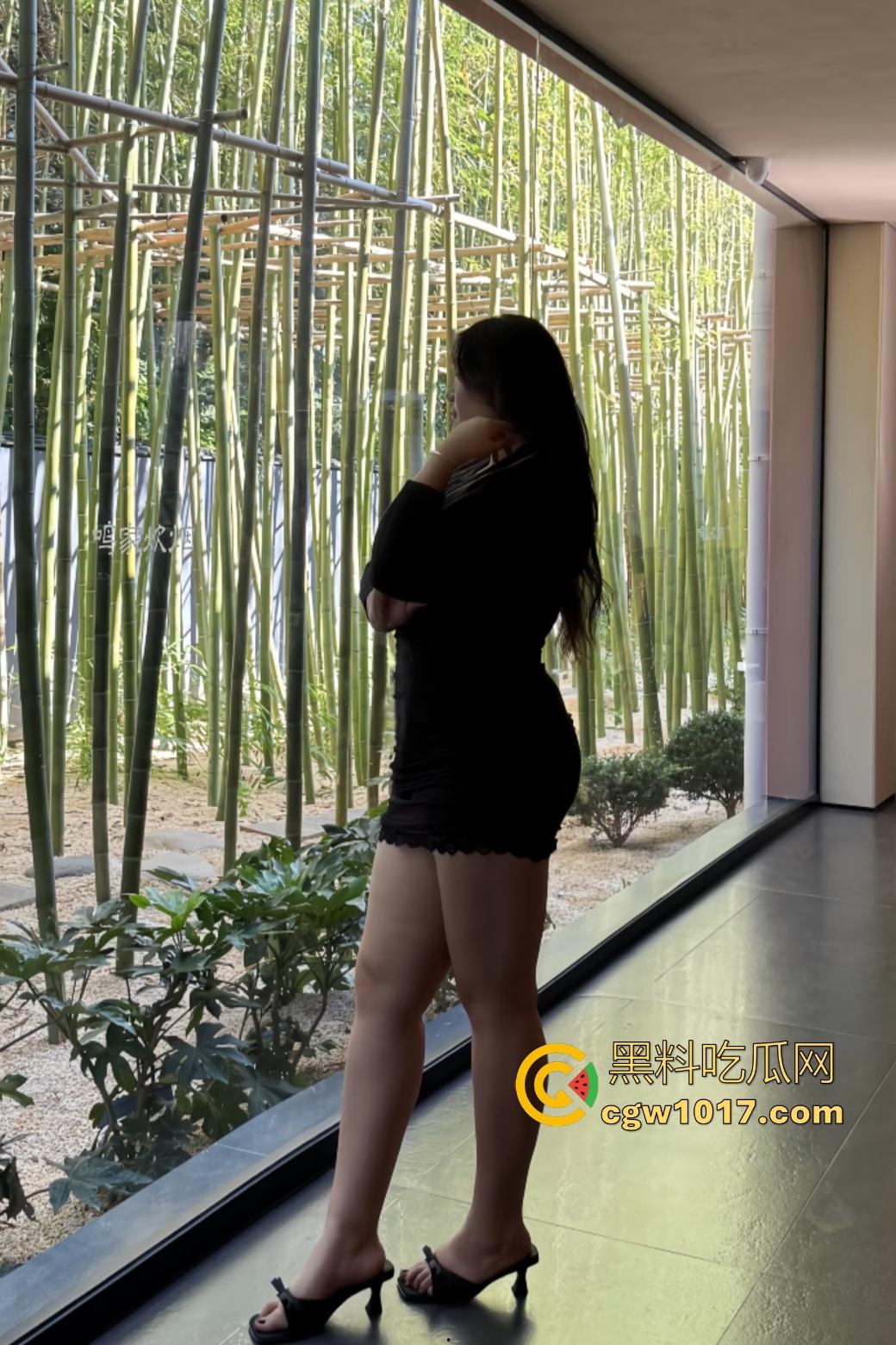 反差婊日常直播大奶下垂到膝盖，站起秀身高一米七，酸奶浇鸡巴口交惹得一身黏腻，还没开始观众就想射了！-1