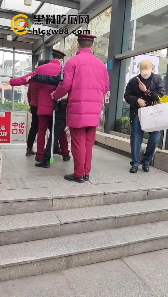 武汉地铁上演最牛逃票大妈，三个辅警拦不住，学生卡在手，长楼梯狂奔，年轻人看了都自愧不如！-6