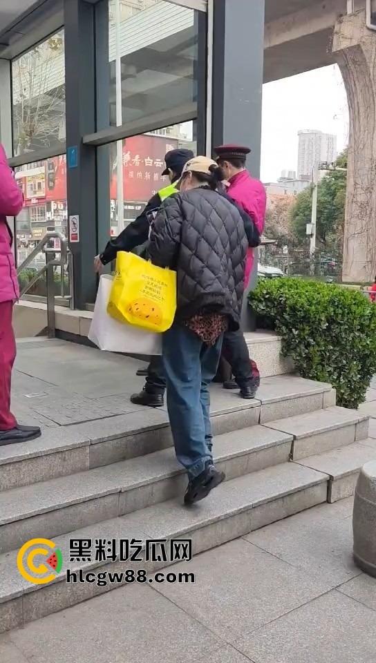 武汉地铁上演最牛逃票大妈，三个辅警拦不住，学生卡在手，长楼梯狂奔，年轻人看了都自愧不如！-8