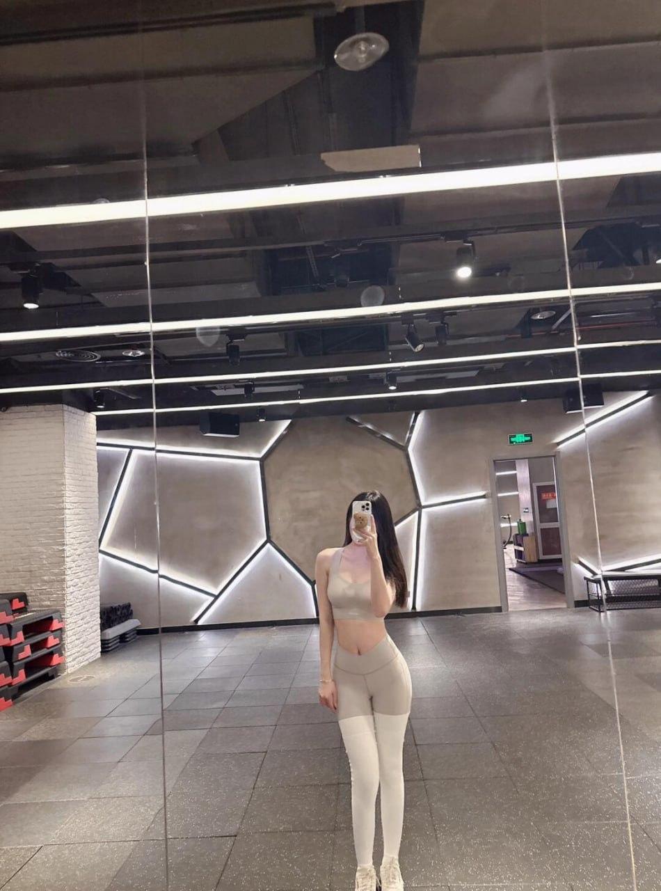 不是哥们怎么不早说啊！早说容易得吃我就早去干私教去了，天天有瑜伽裤操那不得爽死！-5