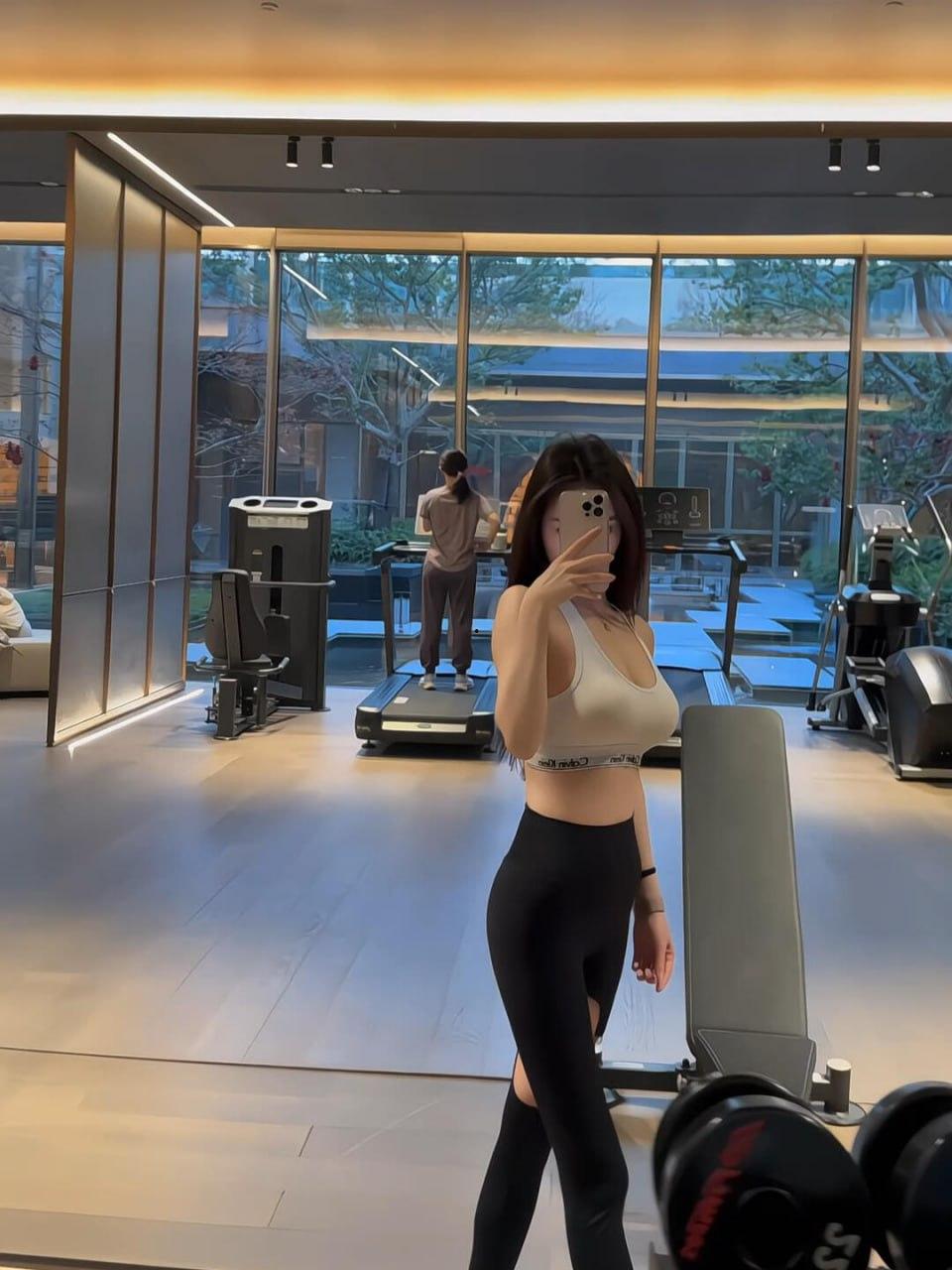 不是哥们怎么不早说啊！早说容易得吃我就早去干私教去了，天天有瑜伽裤操那不得爽死！-9