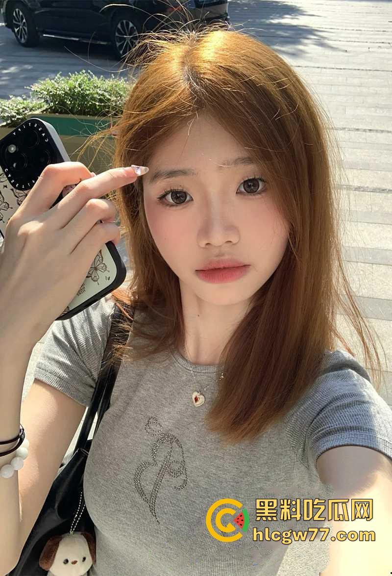 黄毛小妹直播间PK惩罚当场拔逼毛 输赢规矩惊呆网友 这届网红玩的可真花花啊 估计平时也没少挨操!-1