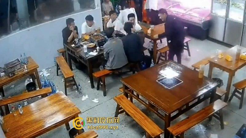 看什么看！男子吃饭时偷瞄了一眼隔壁桌的丝袜妹被群殴 场面看着真吓人！-8