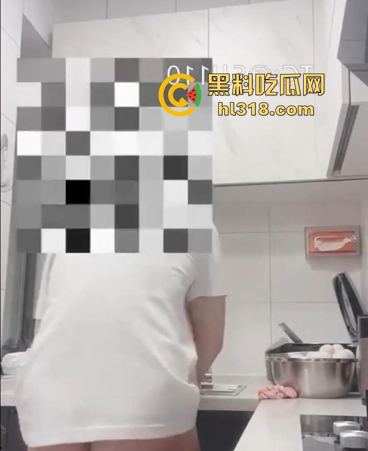 海角乱伦，趁大哥不在家硬上刚健完身的嫂子，厨房无套后入，激情打桩，无毛白虎太极品了!-3