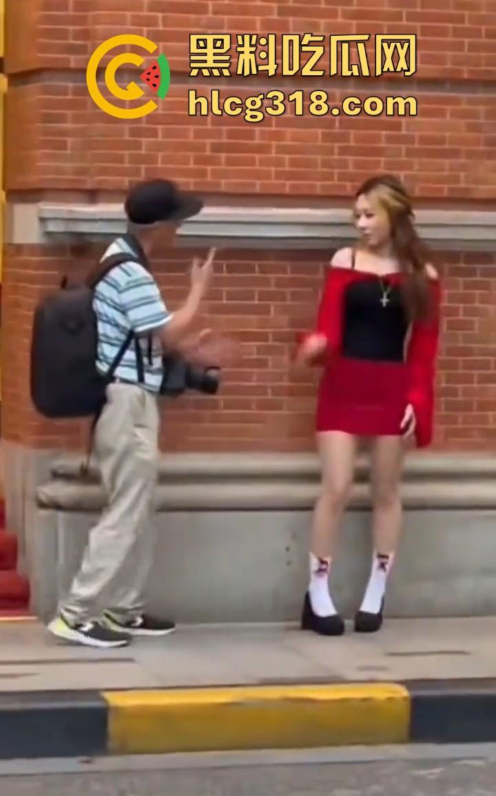 上海外滩避雷这位老头摄影师，经常以指导女游客拍摄动作为由，疑似趁机揩油，真是老色心不死呀！-3