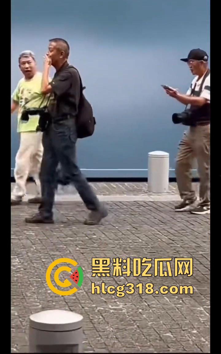 上海外滩避雷这位老头摄影师，经常以指导女游客拍摄动作为由，疑似趁机揩油，真是老色心不死呀！-6