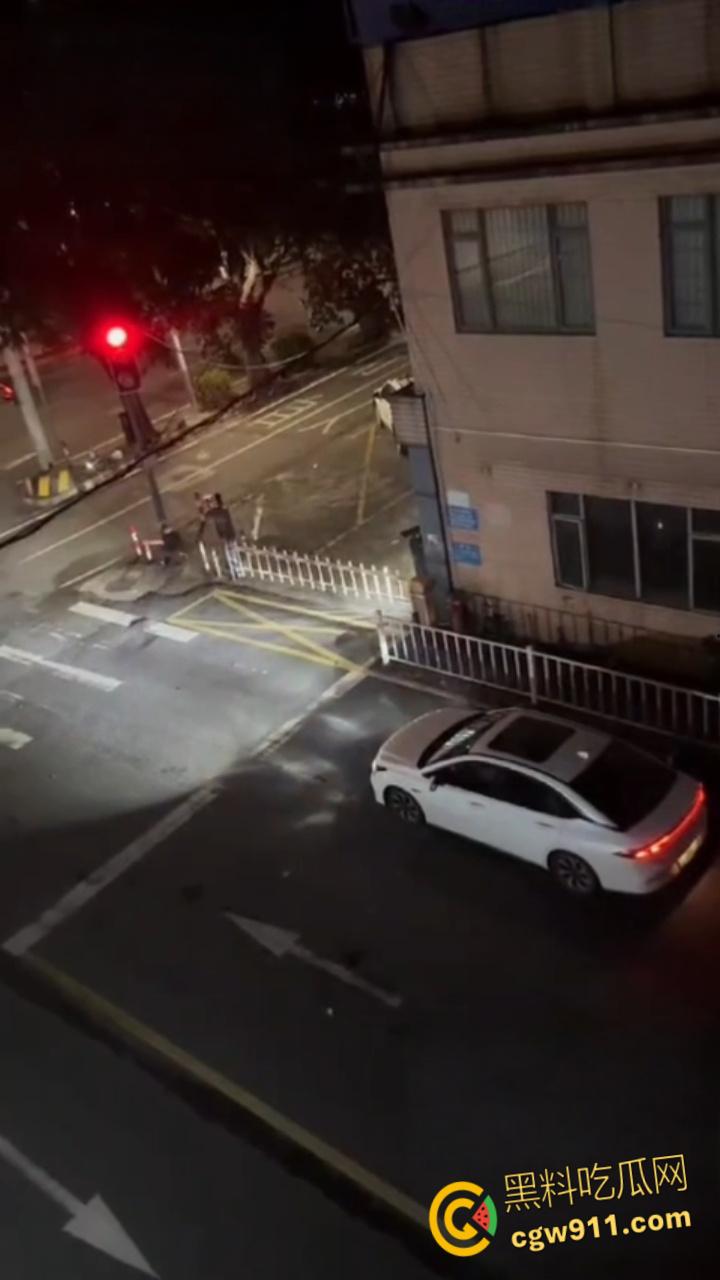 广东河池醉汉酒后失控,成年男子管不住自己酒瘾,深夜街头大打出手大砸车辆,鲜血流淌不仅扰民还伤己 !-2