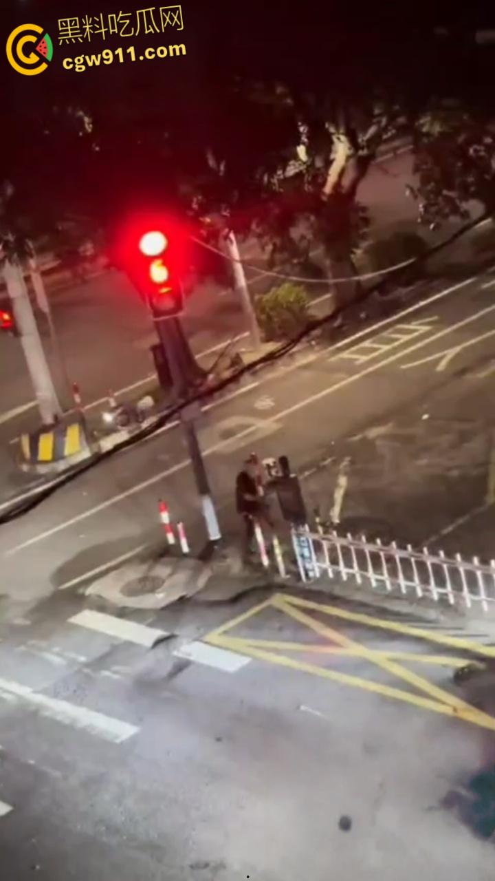 广东河池醉汉酒后失控,成年男子管不住自己酒瘾,深夜街头大打出手大砸车辆,鲜血流淌不仅扰民还伤己 !-3
