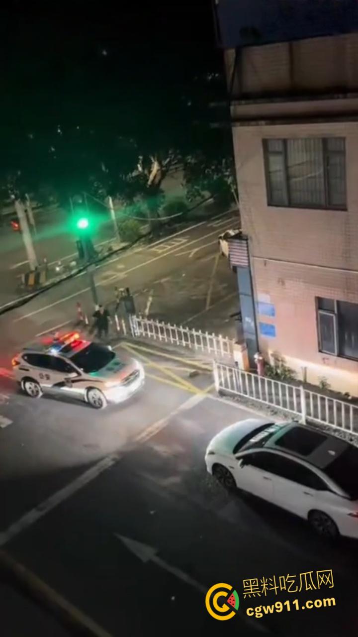 广东河池醉汉酒后失控,成年男子管不住自己酒瘾,深夜街头大打出手大砸车辆,鲜血流淌不仅扰民还伤己 !-4