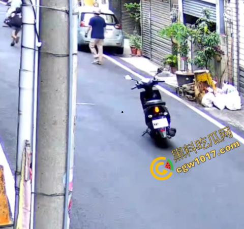 台湾省苗粟随机斩人案再度上演！47岁男子持刀狂魔，便利店门前血雨腥风，女童胸挨一刀，送ICU抢救，震惊全省！-7