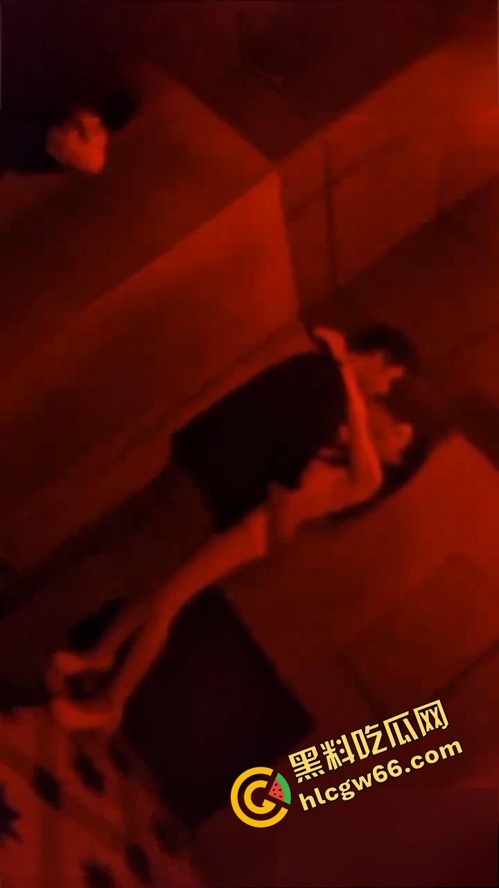 十块钱能干嘛?能买两根雪糕,也能直接揉奶抠逼!莎莎舞厅现场曝光骚货排队等你摸!-1