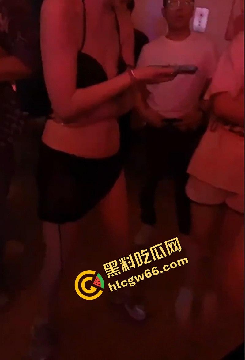 十块钱能干嘛?能买两根雪糕,也能直接揉奶抠逼!莎莎舞厅现场曝光骚货排队等你摸!-10