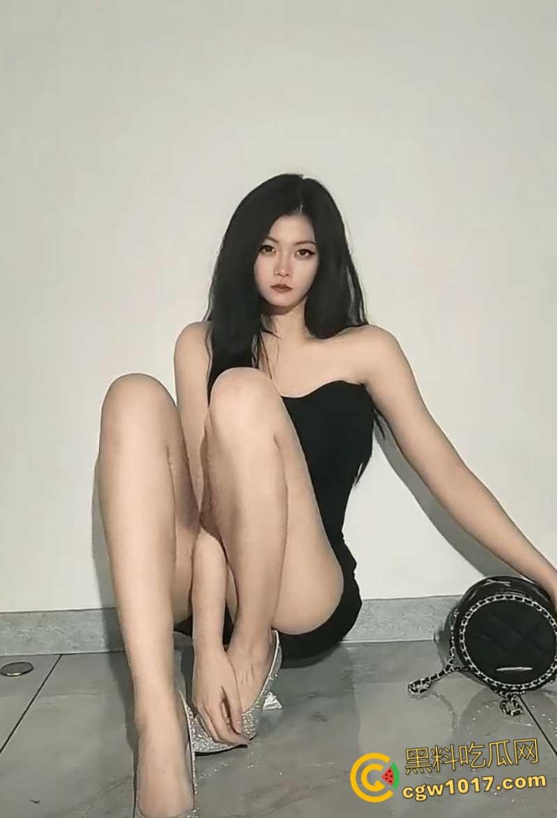 天津银行美女柜员【郭雨轩】,为了勾引客户买理财,甘愿献身当母狗玩虐肛,50厘米长假屌从菊花拽出!-4