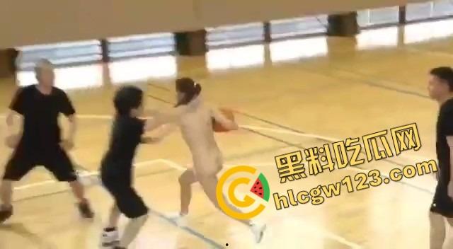 三个球怎么防？樱花妹子全裸打篮球，胸前双球晃得比运球还猛，樱木花道来了都要走神！-7