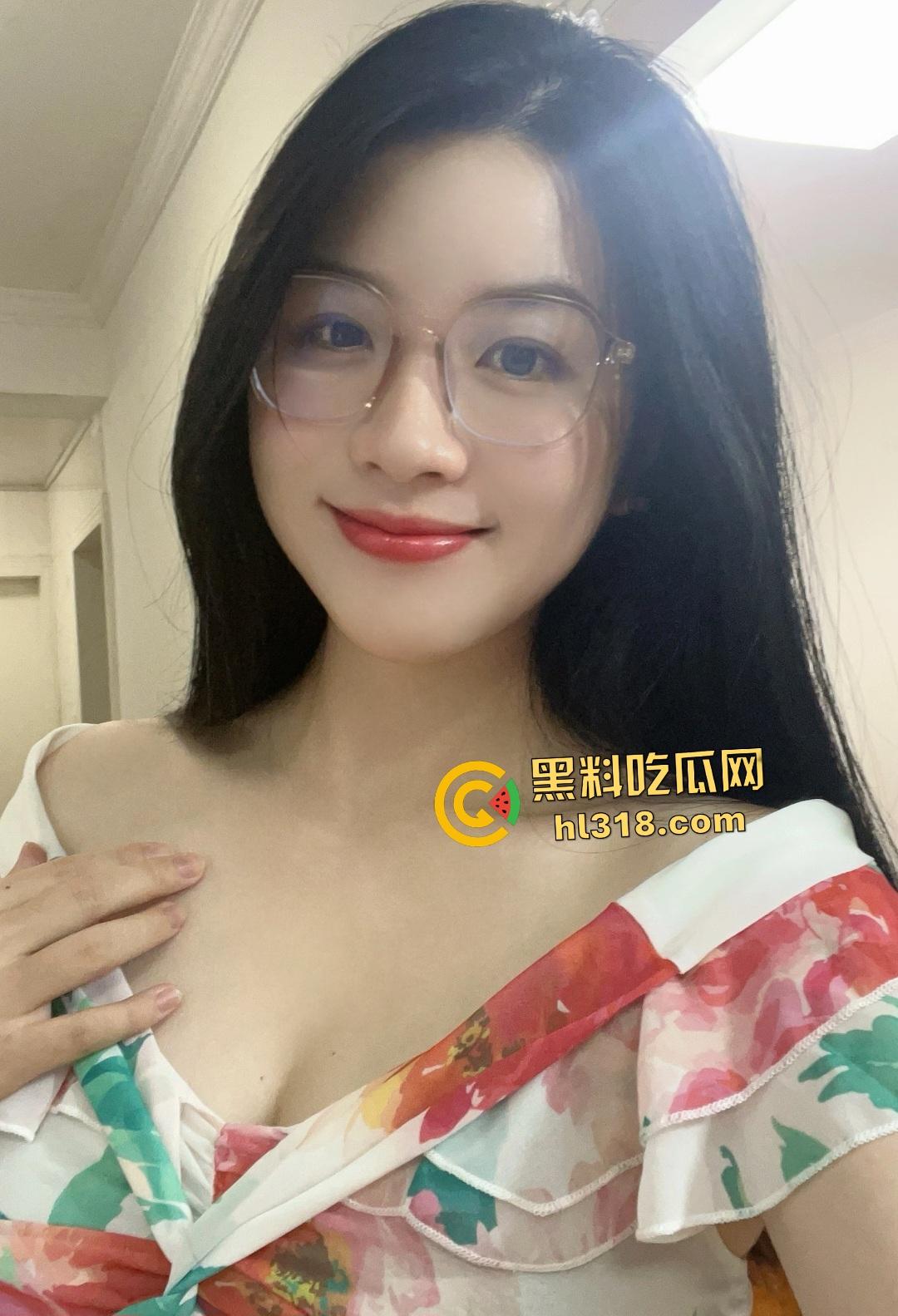 姐姐床上教弟弟玩游戏,男友却在身后入用假鸡巴助兴插入,废物弟弟浑然不知身旁有个骚姐!-1