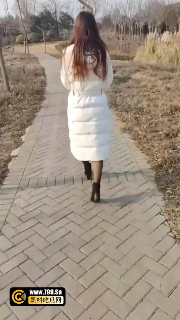 乱伦大神虐操喷水嫂子新作 大哥出门买年货 我偷约嫂子公园露出口射 后入干喷水-4