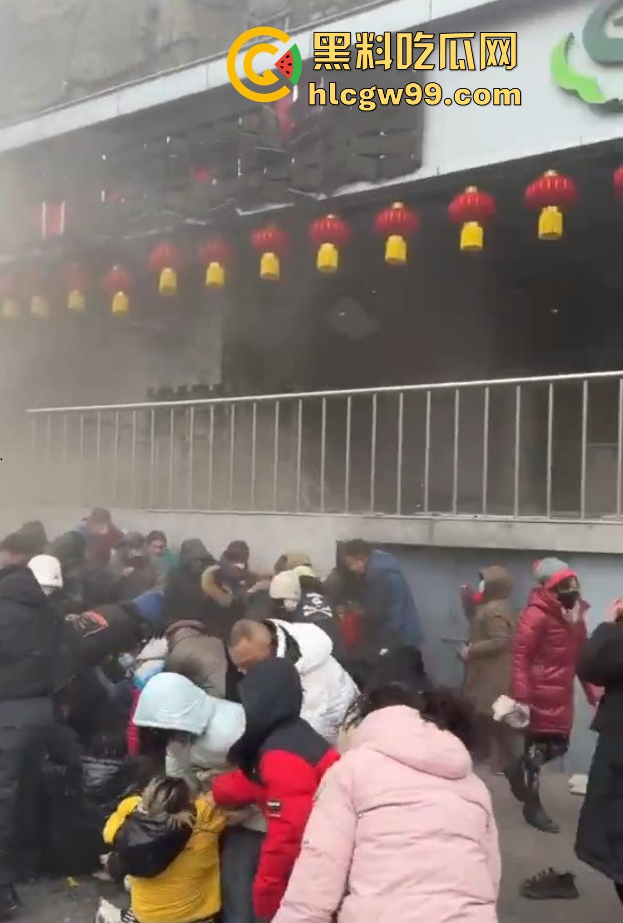 沈阳大东副食商场爆炸 这威力堪比现场开年大炮 惊动半个城的声音这是年货自爆还是开门红太猛？-13