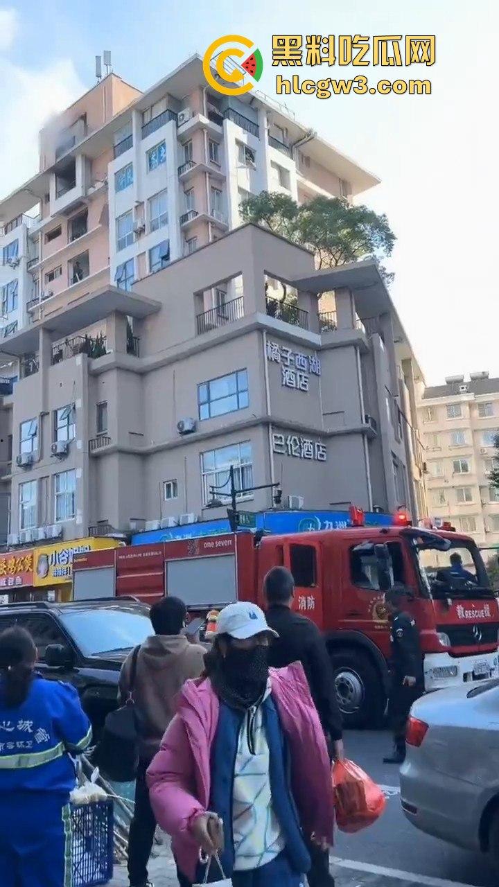 杭州拱墅区孩儿巷电梯爆炸！公寓楼成炸药包，玻璃渣满地伤亡情况不明，工人咋办了？-3