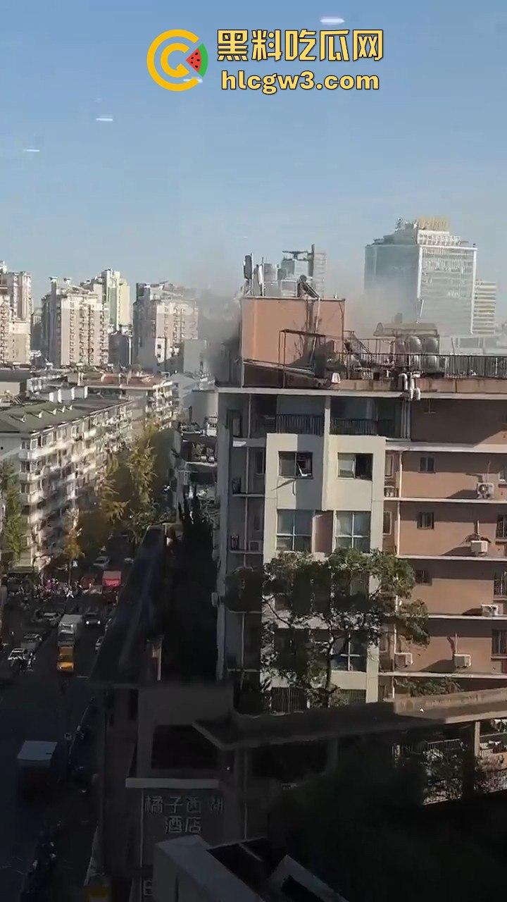 杭州拱墅区孩儿巷电梯爆炸！公寓楼成炸药包，玻璃渣满地伤亡情况不明，工人咋办了？-8