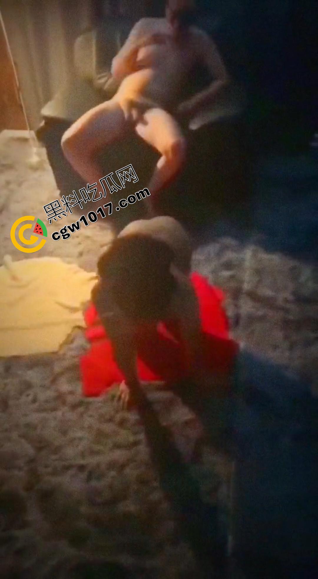 绿奴献妻跟俩东北大汉群P调教！骚母狗自己骑乘全自动榨精！全程女的都用东北话淫叫，虽然有些出戏但更刺激！-4