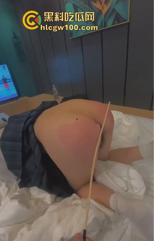 白袜萝莉被大神带进酒店彻底调教，藤条抽到逼红屁肿， 无套爆操射满嫩穴，舔鸡巴展现母狗觉醒！-11