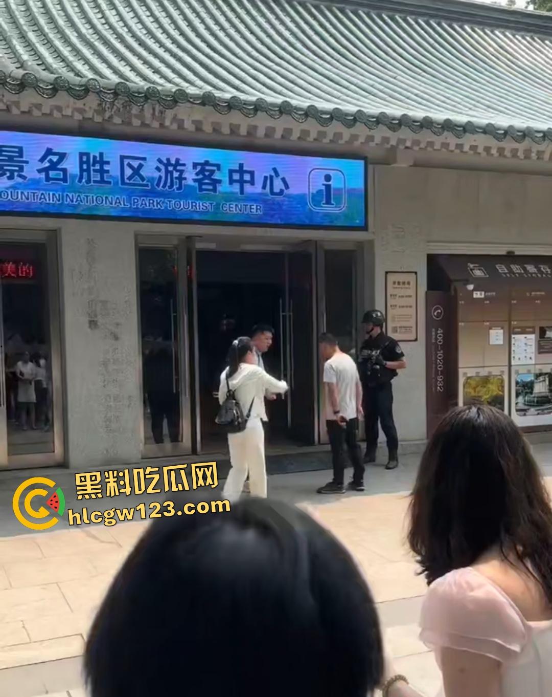 钟山景区“公主病”闹剧！女子携老公电动车硬闯禁区，保安被逼当众道歉！-2