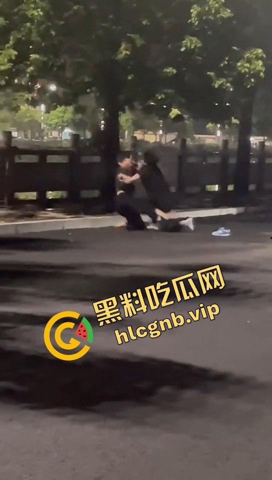 广西两精神小伙为爱街头打架，鞋子都飞了！旁边还有人敲锣打鼓助威！-5