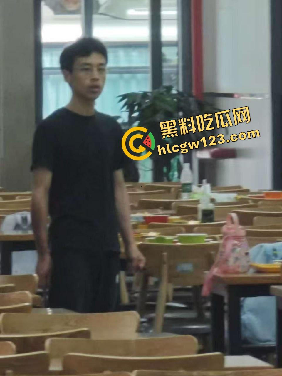 武汉大学学生论文吗没过就开砍？食堂见人上去就一刀，无差别出刀，年轻人心态这么炸裂的吗？-4