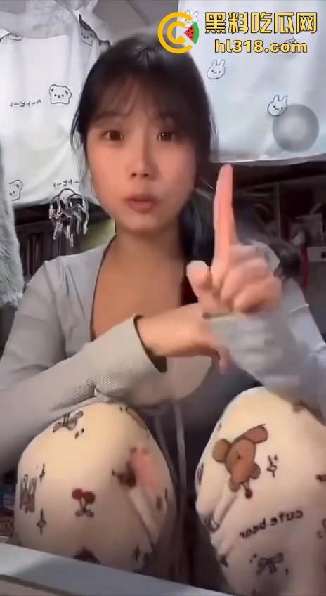 极品女大直播擦边卖货，硕大巨乳引人注目，都不知道她说什么了一心只盯着胸，眼睛移都移不开！-3