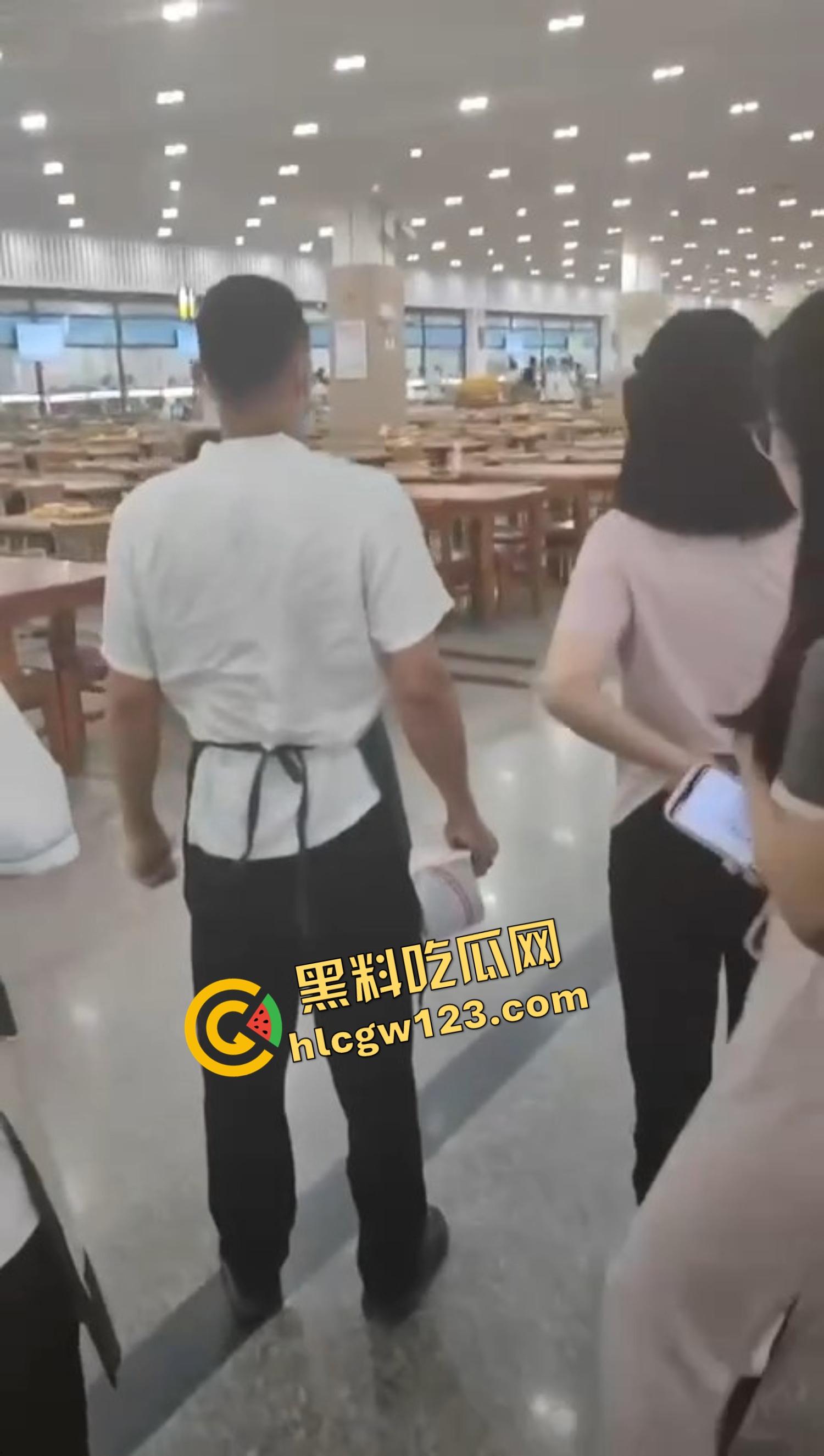 武汉大学学生论文吗没过就开砍？食堂见人上去就一刀，无差别出刀，年轻人心态这么炸裂的吗？-8