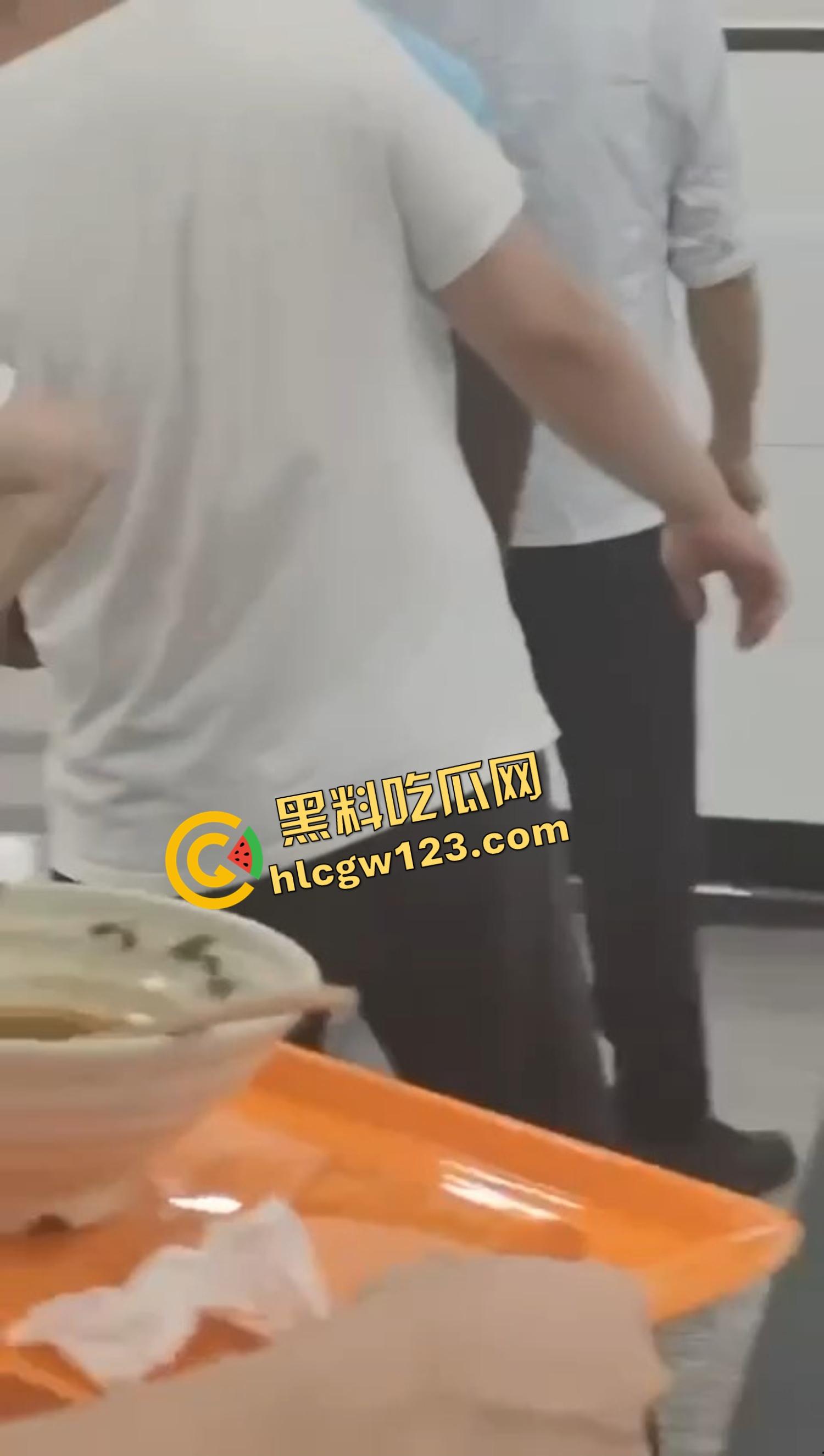 武汉大学学生论文吗没过就开砍？食堂见人上去就一刀，无差别出刀，年轻人心态这么炸裂的吗？-10