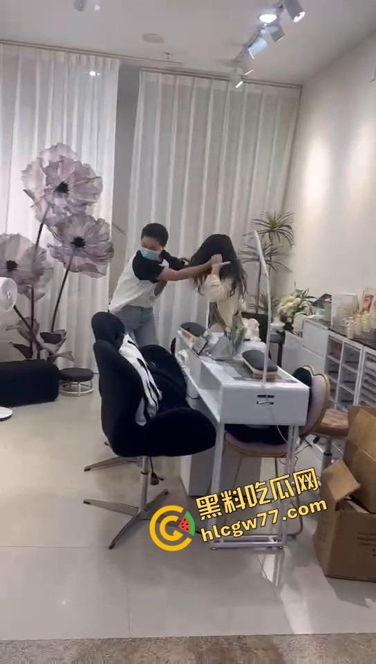 美甲店撕逼名场面，正室冲店狂扇小三，吊带扯烂奶子快蹦飞，围观群众全程高能吃瓜！-2