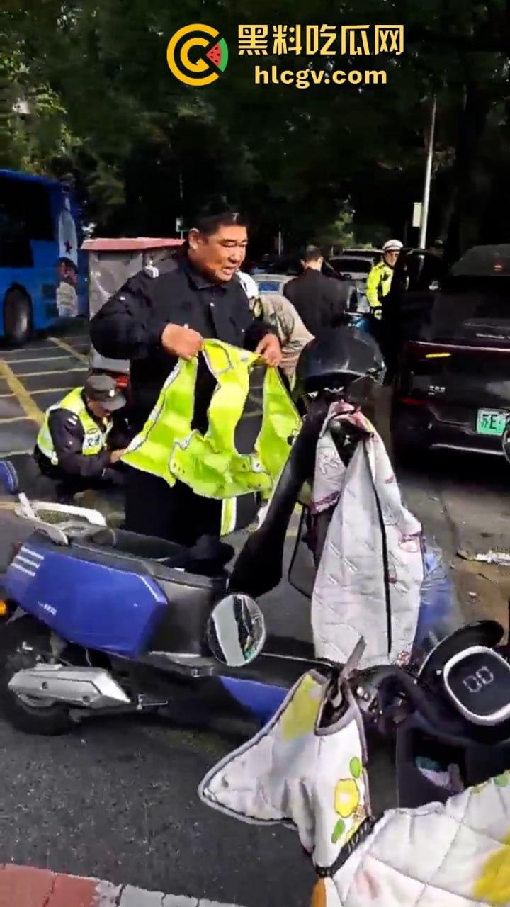 “我勒个骚刚！车子自己跑的”苏州吴江区女子驾车操作不当 路灯杆前的惊魂一撞致多人受伤！-2